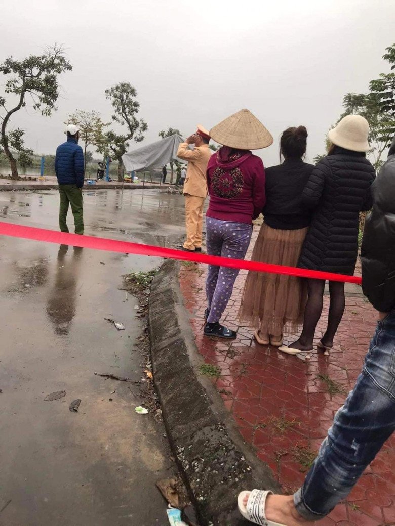 Lực lượng công an phong toả hiện trường nơi phát hiện thi thể người đàn ông.