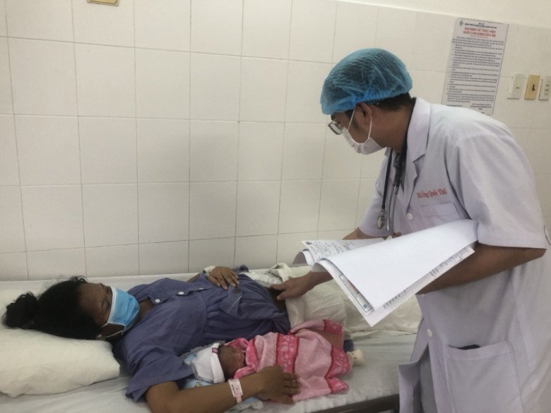 Các bác sĩ quyết định phẫu thuật lấy thai, kết quả  bé trai khỏe mạnh chào đời với cân nặng 3,4kg.