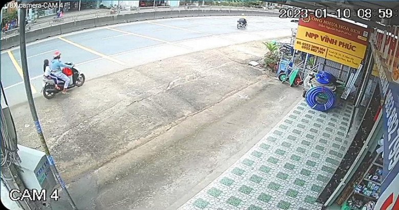 Hình ảnh bà Thanh dụ dỗ bé N lên xe chở đi sau khi tan học. Ảnh trích xuất camera