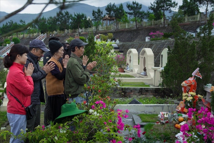 Cuối năm con cháu đi tạ mộ tỏ lòng tôn kính, thể hiện đạo lý uống nước nhớ nguồn với người thân đã khuất. Ảnh internet.
