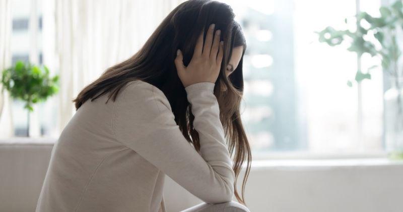 Phụ nữ sau sinh dễ bị trầm cảm do nhiều nguyên nhân.