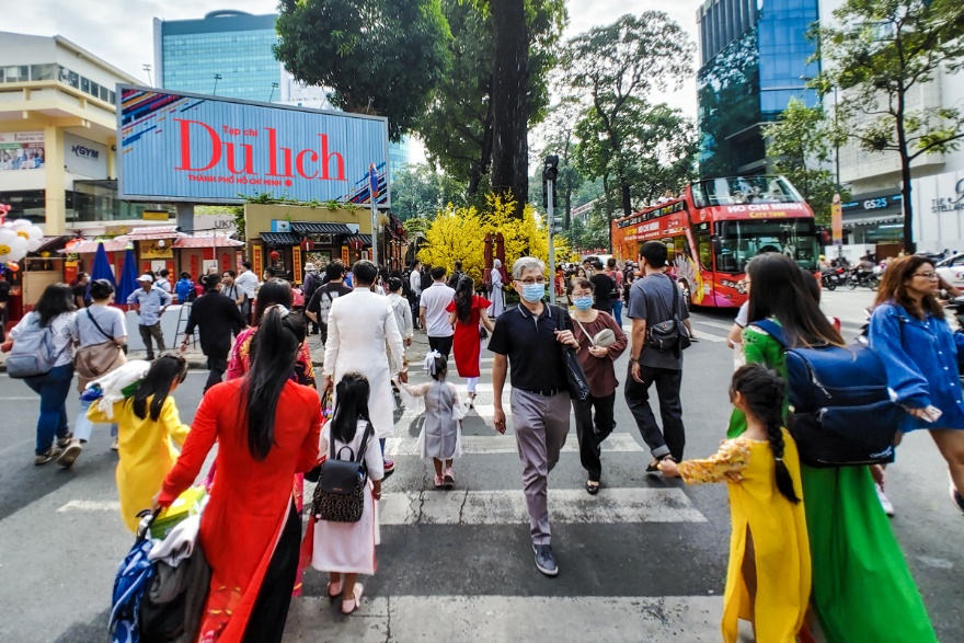 Thướt tha tà áo dài rộn ràng xuống Phố ông đồ ngày xuân.