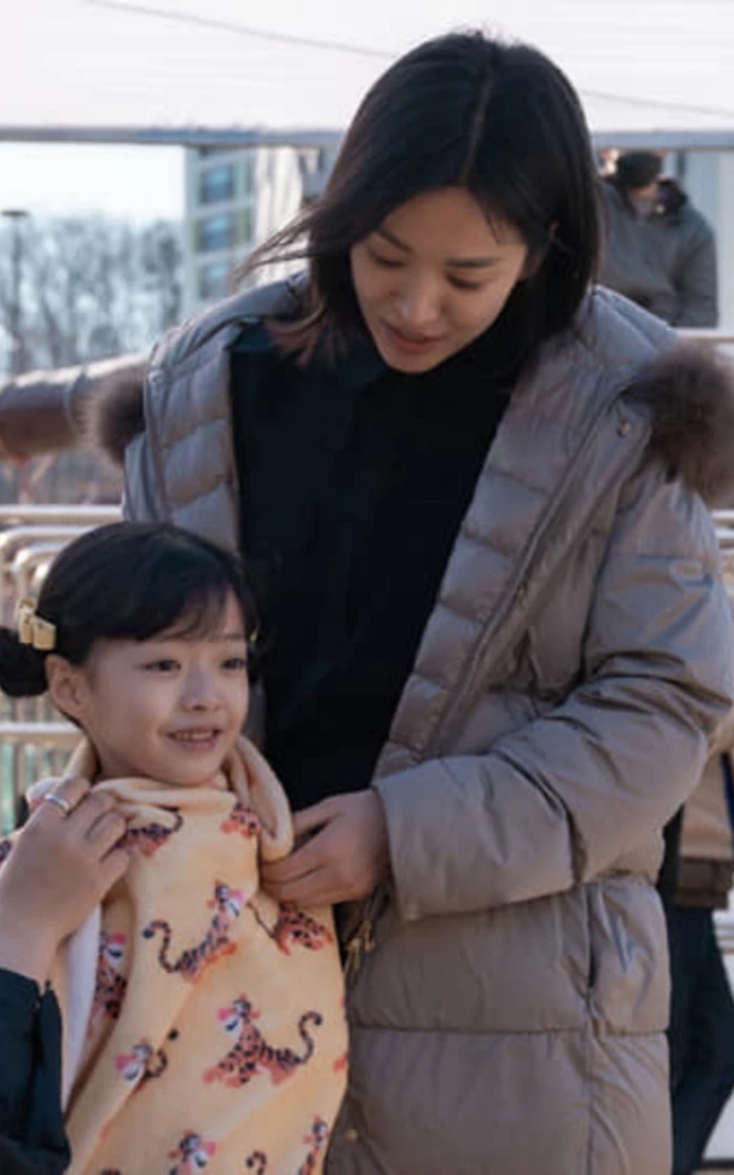 Song Hye Kyo tình cảm bên một bé gái dấy lên nghi vấn đây là con gái của cô.