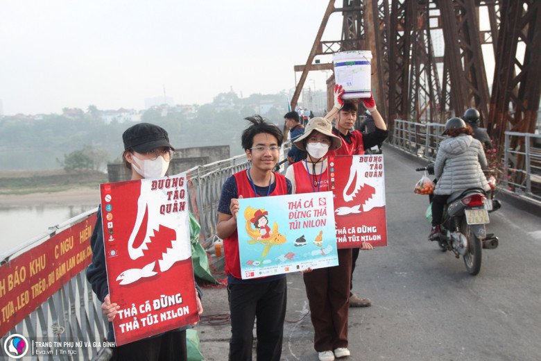 Thả cá chép ngày ông Công, ông Táo: Nơi cá được đi amp;#34;thang máyamp;#34;, chỗ vừa thả xuống hồ đã chết trắng bụng - 2