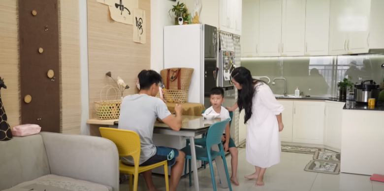 Nhiều khán giả bày tỏ thích cách dạy con của Ngọc Mai, có người còn khóc khi xem đến đoạn bé Hùng Tâm nói lời cám ơn.