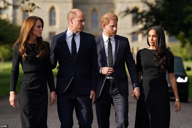 Xích mích giữa 2 cặp vợ chồng khiến Harry quyết định rời đi.
