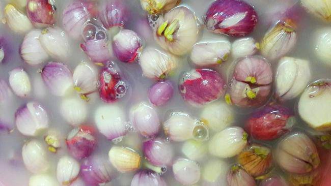 Soaking onions in rice water