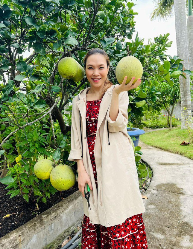 Dân tình soi ra vòng 2 hơi nhô to của nữ ca sĩ.