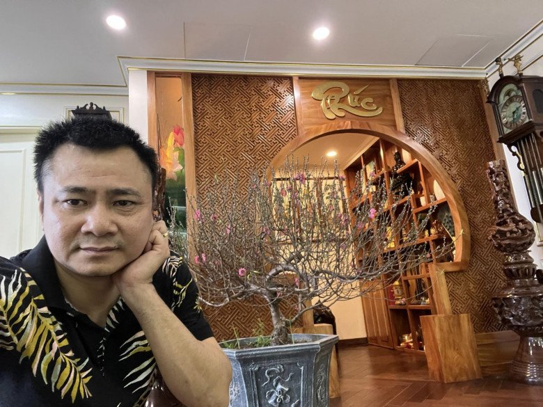 Nghệ sĩ Việt cúng ông Công ông Táo: Á hậu 5 con có mâm cúng đơn sơ, thích thú cảnh ông Tây đứng khấn - 1