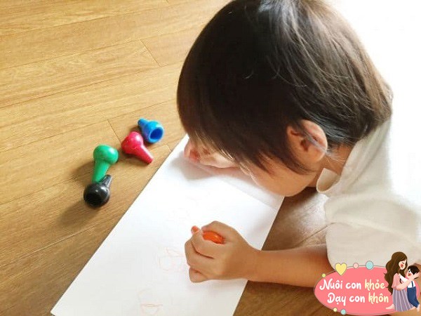 Việc đọc sách, tranh cũng kích thích trí tưởng tượng trẻ phát triển.
