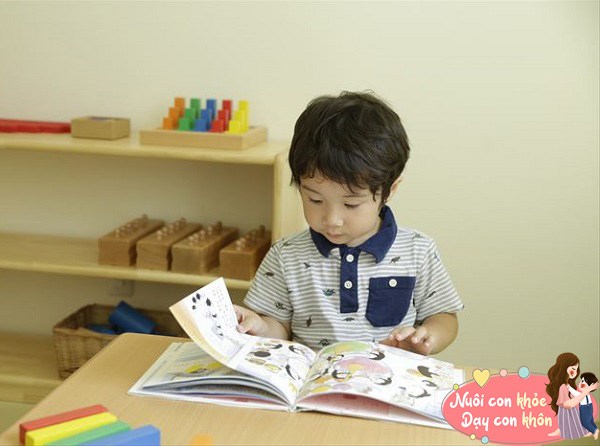 Những cuốn sách như ghép hình, vẽ tranh tô màu, tìm kiếm đồ vật, con vật… là sự lựa chọn hợp lý nhất dành cho trẻ nhỏ.