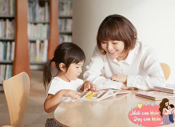 Bố mẹ hãy bắt đầu từ việc đọc sách cho trẻ vào mỗi buổi tối trước khi đi ngủ, và duy trì thói quen bổ ích này.