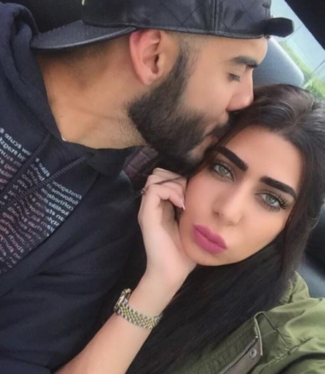 Omar kết hôn với cô vợ là thiết kế.