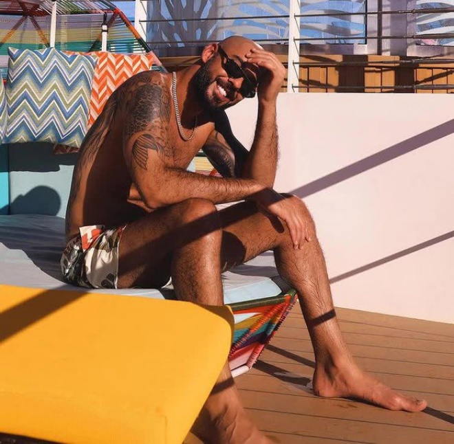 Vẻ ngoài hiện tại của anh rắn rỏi nam tính hơn.