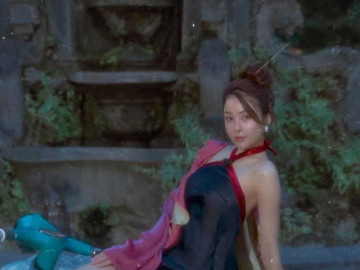 Trâm Anh quyến rũ với trang phục kiểu yếm