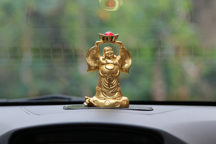 Cách đặt tượng Phật trong ô tô người Bắc, đồ vật trong ô tô người Nam - những lý giải phong thủy thú vị