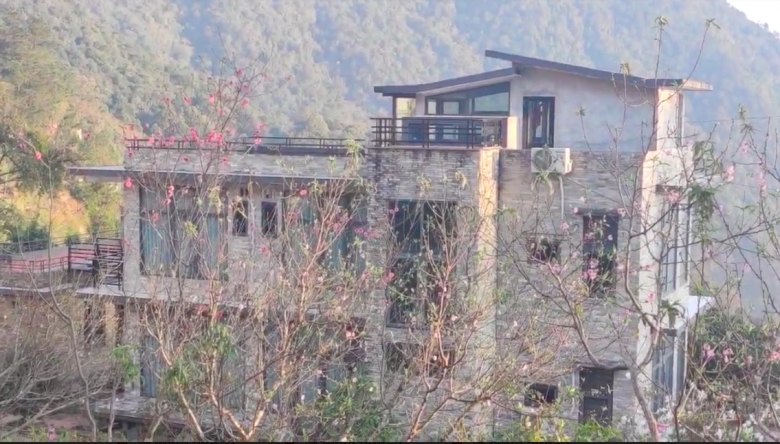 Nhiều người được cho là hàng xóm cho biết đã được gia đình Hoàng Thùy Linh mời sang ăn hỏi.