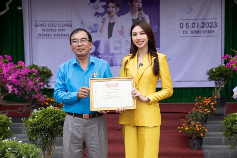 Hết nhiệm kỳ Hoa hậu, Thuỳ Tiên bị bắt gặp mặc đồ bộ bình dân đi chợ hoa ngày Tết - 15
