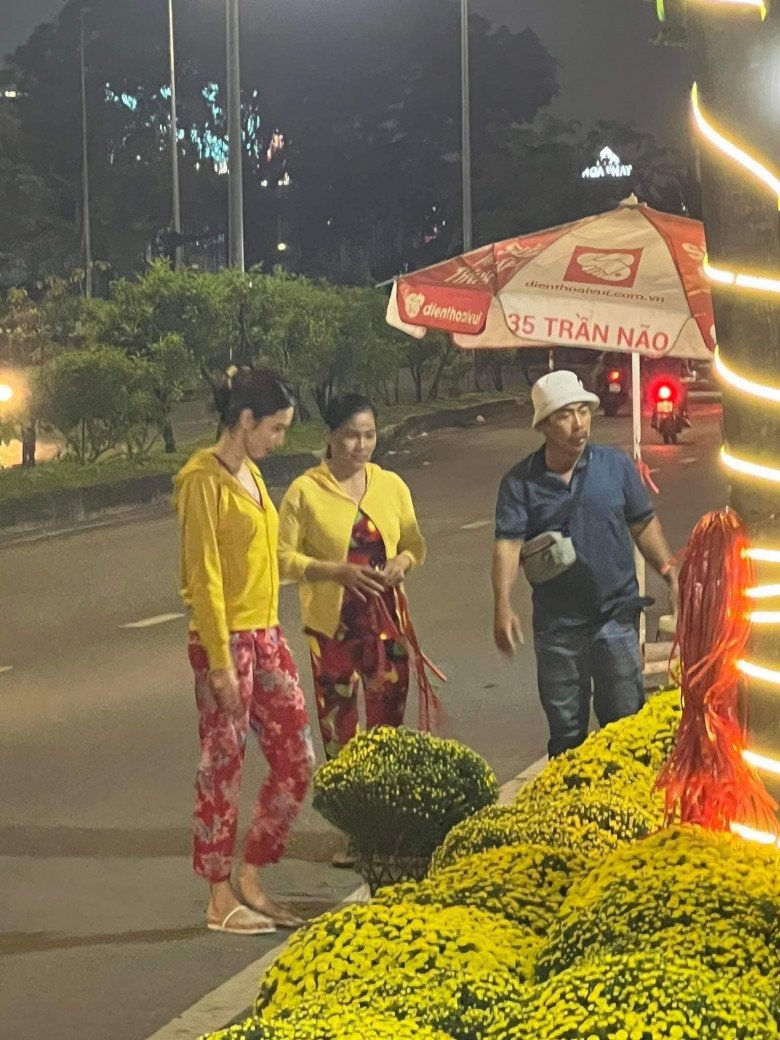 Hết nhiệm kỳ Hoa hậu, Thuỳ Tiên bị bắt gặp mặc đồ bộ bình dân đi chợ hoa ngày Tết - 3