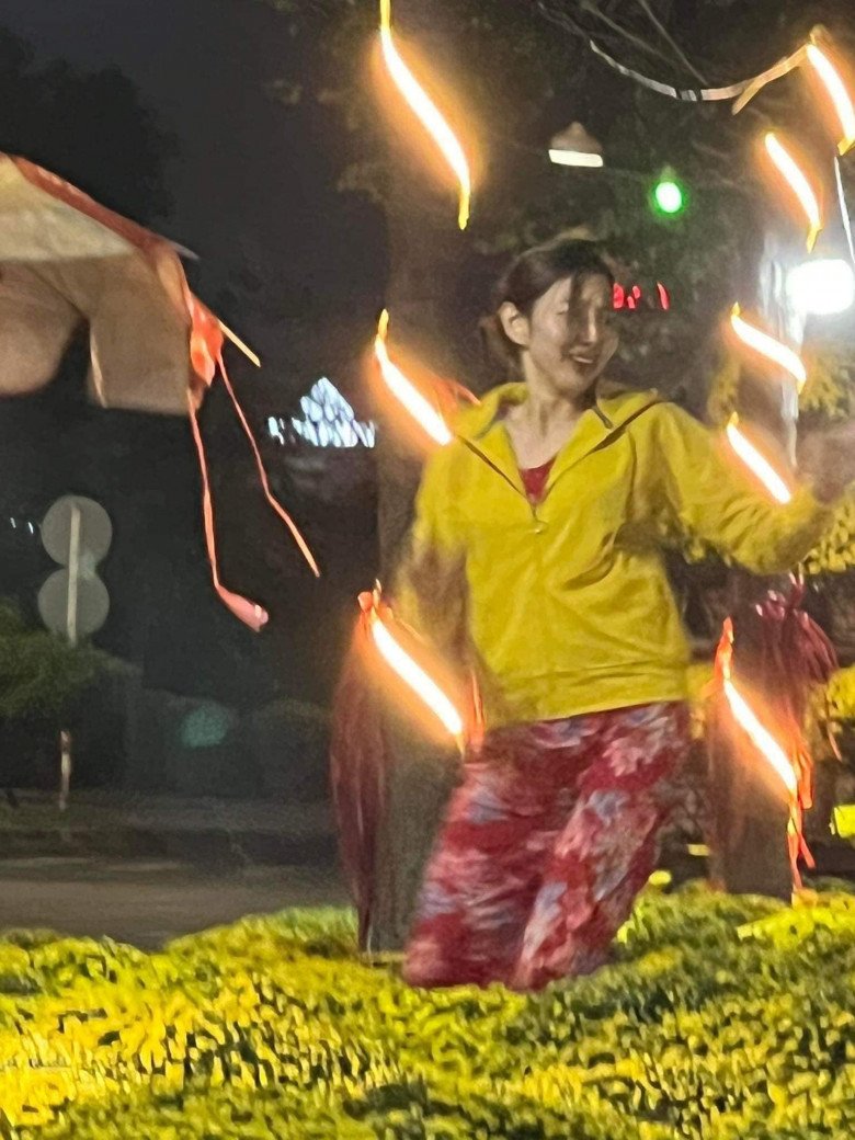 Hết nhiệm kỳ Hoa hậu, Thuỳ Tiên bị bắt gặp mặc đồ bộ bình dân đi chợ hoa ngày Tết - 5