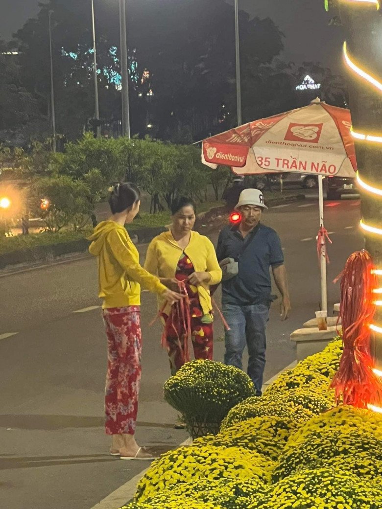 Hết nhiệm kỳ Hoa hậu, Thuỳ Tiên bị bắt gặp mặc đồ bộ bình dân đi chợ hoa ngày Tết - 4