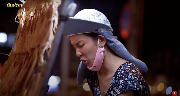 Hết nhiệm kỳ Hoa hậu, Thuỳ Tiên bị bắt gặp mặc đồ bộ bình dân đi chợ hoa ngày Tết - 9