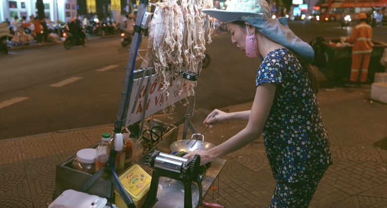 Hết nhiệm kỳ Hoa hậu, Thuỳ Tiên bị bắt gặp mặc đồ bộ bình dân đi chợ hoa ngày Tết - 8