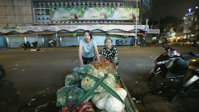 Hết nhiệm kỳ Hoa hậu, Thuỳ Tiên bị bắt gặp mặc đồ bộ bình dân đi chợ hoa ngày Tết - 11