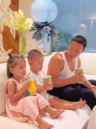 Kim Lý chiều chuộng con, ngồi ăn chung với Lisa Leon khiến Hồ Ngọc Hà tưởng nhà có 3 em bé - 11