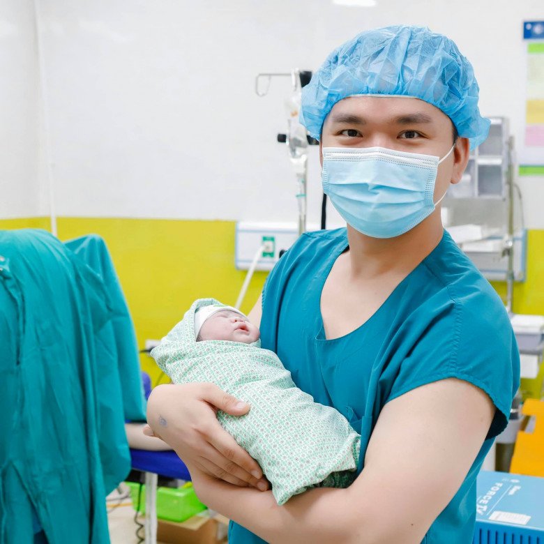 Giây phút rưng rưng chắc ông bố nào cũng vậy, đón con trong lòng. Giây phút đầu tiên được chạm vào con, là máu thịt của mình. Nói chung cũng không nghĩ được gì nhiều. Chỉ thấy vui hạnh phúc, xúc động nghẹn ngào. Lần đầu tiên làm bố nên cũng có cả háo hức được bế con được chăm con, anh thổ lộ.