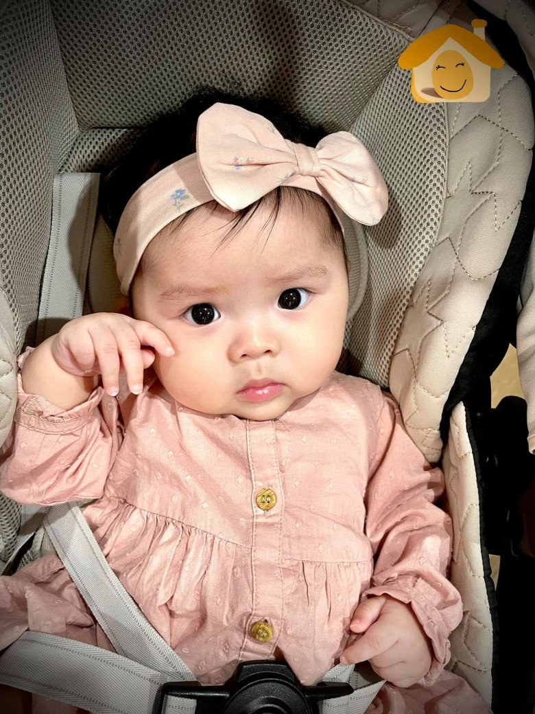 Hồi con gái được vài tháng, nam MC thấy con gái giống con trai, còn bày tỏ: Con gái giống bố sau này xấu rồi. Anh nhận xét giờ con đã nữ tính hơn.