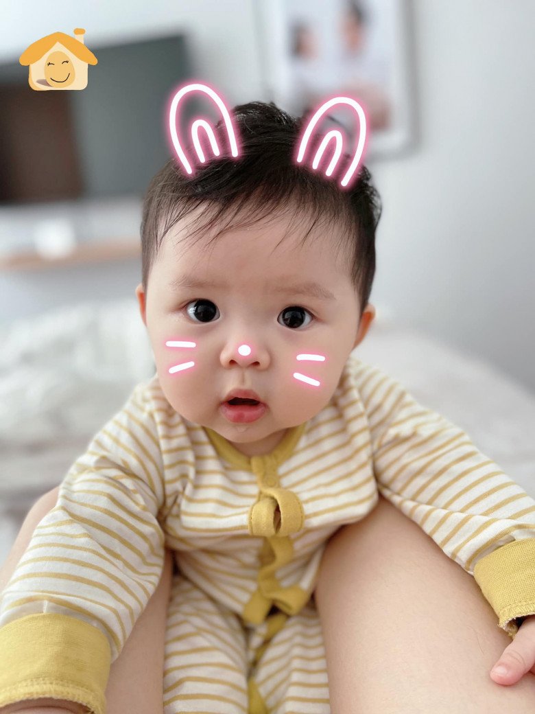 Anh rất tự hào vì tiểu thư nhí xinh xắn nhà mình, thậm chí còn muốn tuyển rể: Trứng Trần của bố đây. Các anh con rể mau xếp hàng.