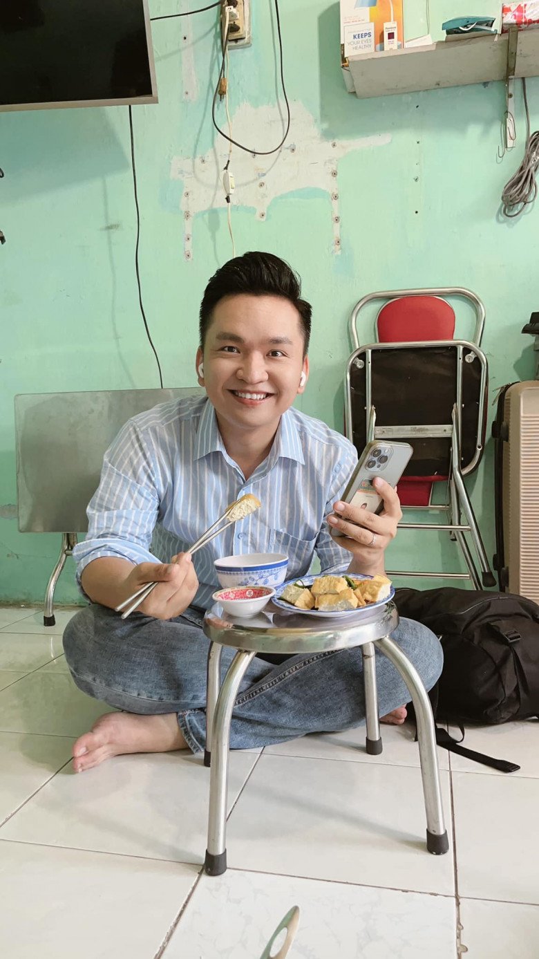 Tôi cũng đâu có quyền để bắt ép ai ở bên mình. Nhất là ở thời điểm đó, tôi đủ sống vì có công việc tốt, nhưng cũng chưa có gì trong tay, nhà thì đi thuê ở TP.HCM, lóc cóc xe máy, tương lai không ổn định, bệnh tật nữa…, anh nói.