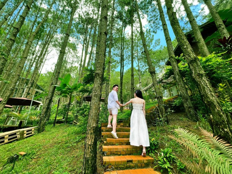 Đặc biệt, rất khó nếu không muốn nói là không thể tìm được một bức ảnh nào thấy rõ mặt bà xã của anh. Để bảo vệ nửa kia trước mạng xã hội, Hạnh Phúc nói đây là điều mà anh phải làm.