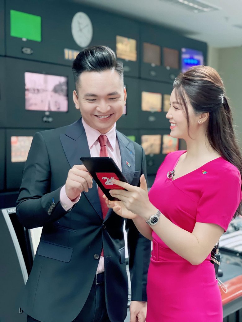 MC Hạnh Phúc cũng khẳng định dù anh thể hiện nhiều tình cảm với Á hậu Thuỵ Vân hay những người bạn dẫn khác thì bà xã của anh không ghen. Thậm chí, bà xã nam MC còn khen anh rất đẹp đôi khi dẫn cùng Á hậu Việt Nam 2008.