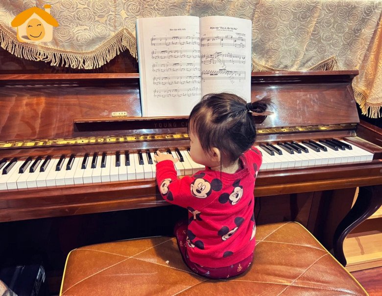 Ông bố nổi tiếng khoe khoảnh khắc ái nữ tuổi rưỡi nghịch đàn: Lâu lắm mới được ở nhà buổi tối với Trứng! Nghe con nghịch đàn đã thấy ra dáng nghệ sĩ lắm.