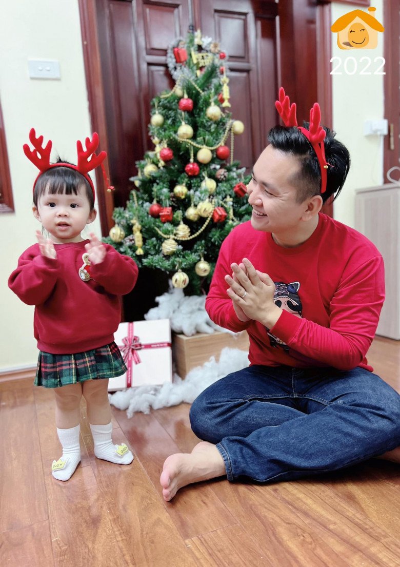 Dịp Giáng sinh vừa qua, anh bày tỏ: Năm ngoái bằng giờ này, con còn chưa biết  đứng, chưa biết đi, cũng chẳng bò gì cả. Lại còn trông như con trai í.