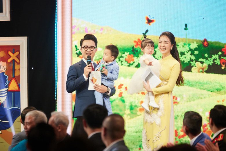 Được biết, Thụy Vân bế con gái của nam đồng nghiệp khi cô dẫn cho chương trình Gala Việc tử tế Xuân Quý Mão. Rất nhiều bạn bè, người hâm mộ đã thích thú khen ngợi sự đáng yêu của nữ MC cùng em nhỏ.