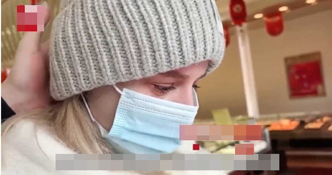 Mẹ chồng tương lai dẫn con dâu ngoại quốc đi mua vàng, phản ứng của cô gái khiến cả nhà ngỡ ngàng - 2