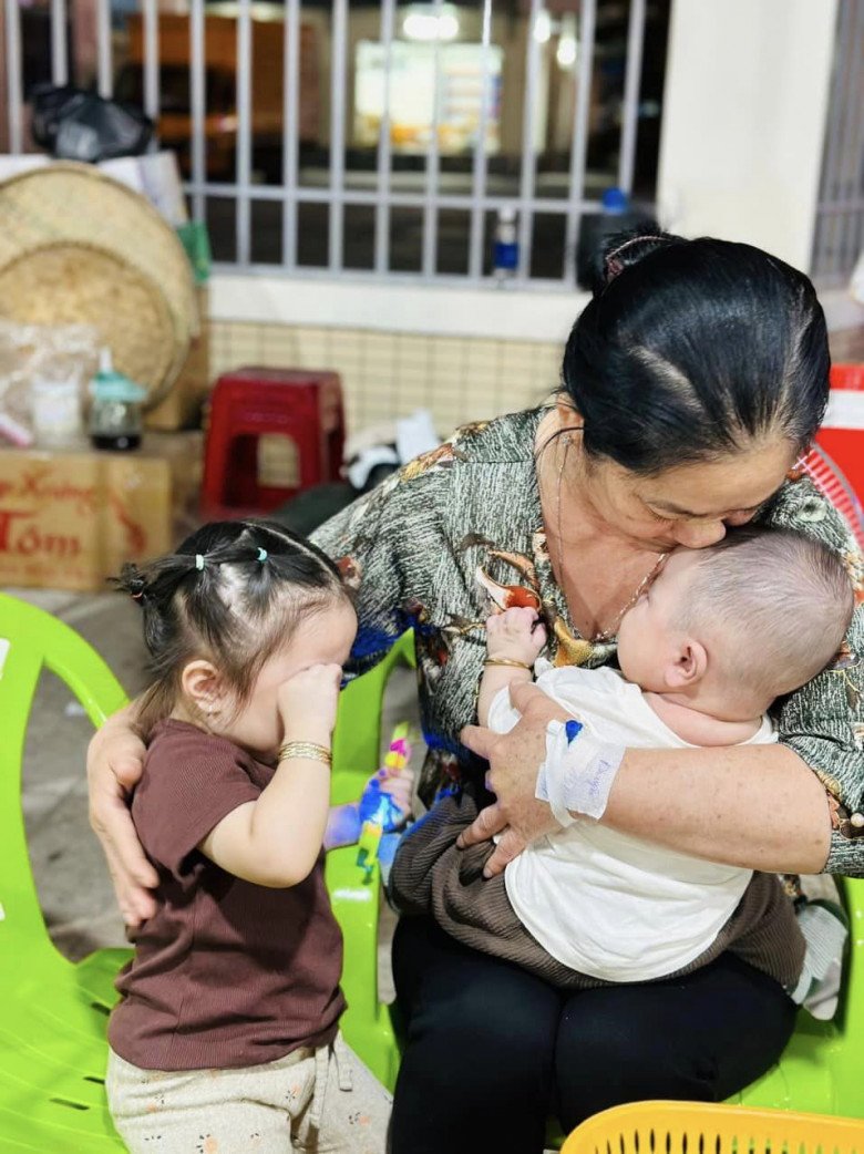 Vợ chồng Lê Dương Bảo Lâm bận rộn công việc được bà ngoại trông con giúp, ngày vào viện bà vẫn trốn về thăm cháu - 5