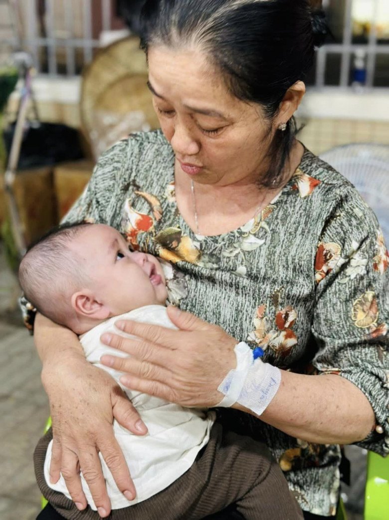 Vợ chồng Lê Dương Bảo Lâm bận rộn công việc được bà ngoại trông con giúp, ngày vào viện bà vẫn trốn về thăm cháu - 3