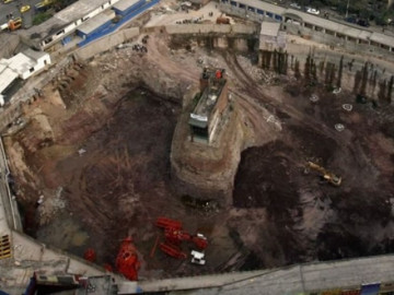 Ngôi nhà nằm lọt giữa hố sâu 17m trong thành phố, gia chủ quyết không dời đi