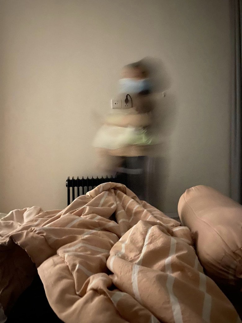 Ngày 9/1 chị H. bị ốm nên gọi y tá có chuyên môn tới nhà truyền nước. Y tá sau khi làm xong nhiệm vụ có bế và chơi với bé T. - con chị.