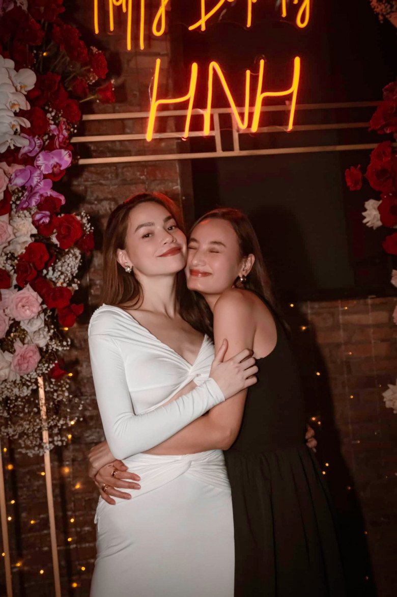 Lê Thúy có mối quan hệ vô cùng thân thiết với gia đình Hồ Ngọc Hà. Người đẹp thường xuyên xuất hiện trong các sự kiện hội họp gia đình cùng với bà mẹ 3 con.