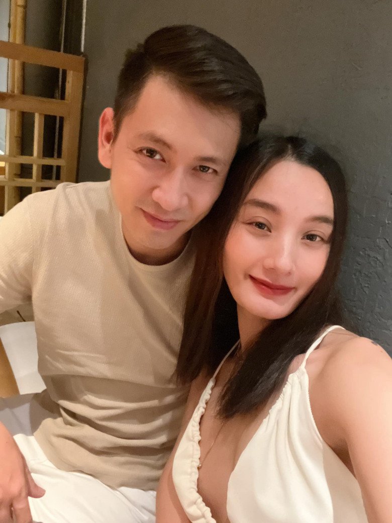 Sau 8 năm, Lê Thúy vẫn viên mãn bên ông xã điển trai. Về phía người đẹp cũng lên hương nhan sắc thấy rõ. Mỗi tấm hình chụp chung của cô và ông xã đều nhận được rất nhiều lời khen.