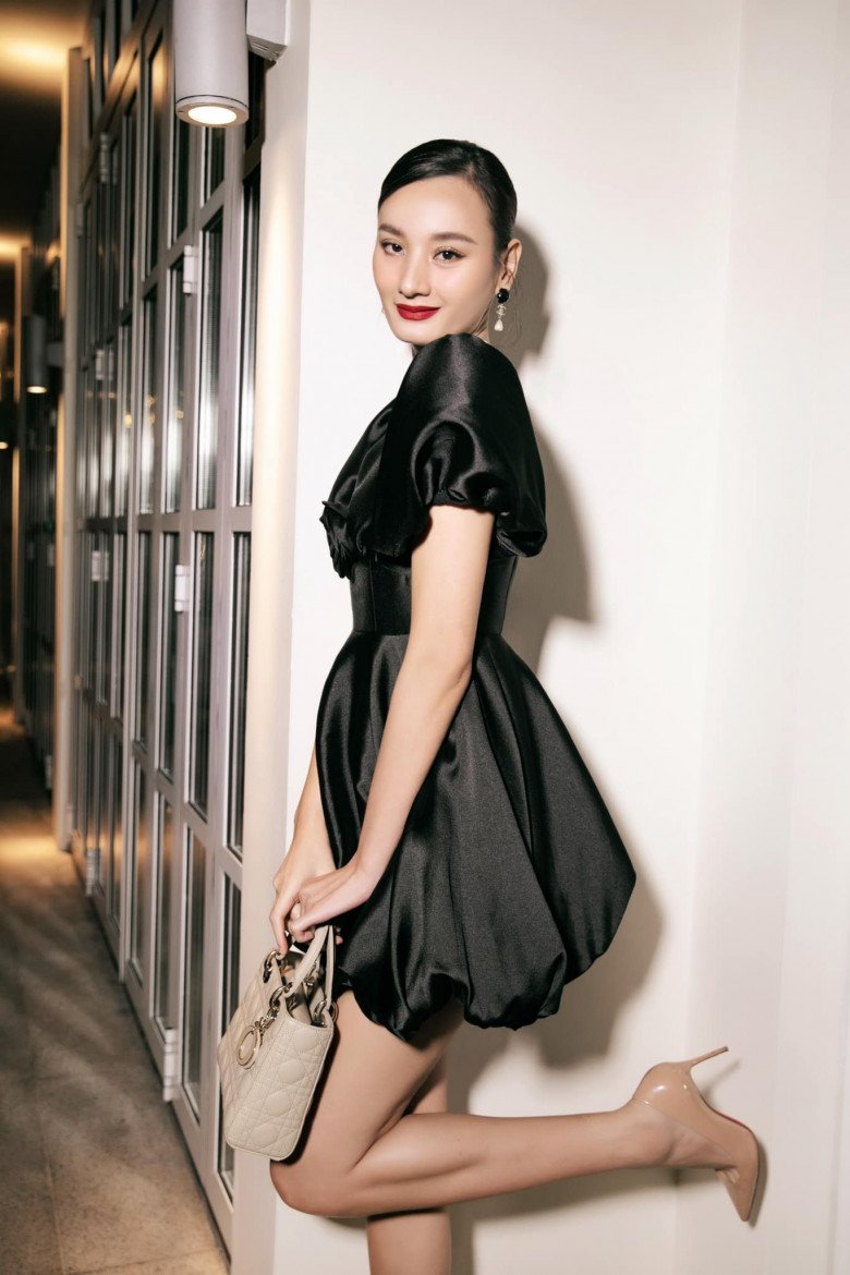 Nhìn Lê Thúy trên sàn catwalk mạnh mẽ, lạnh lùng nhưng bên trong, cô nàng lại rất đỗi dịu dàng và giản dị, yêu thương. 
