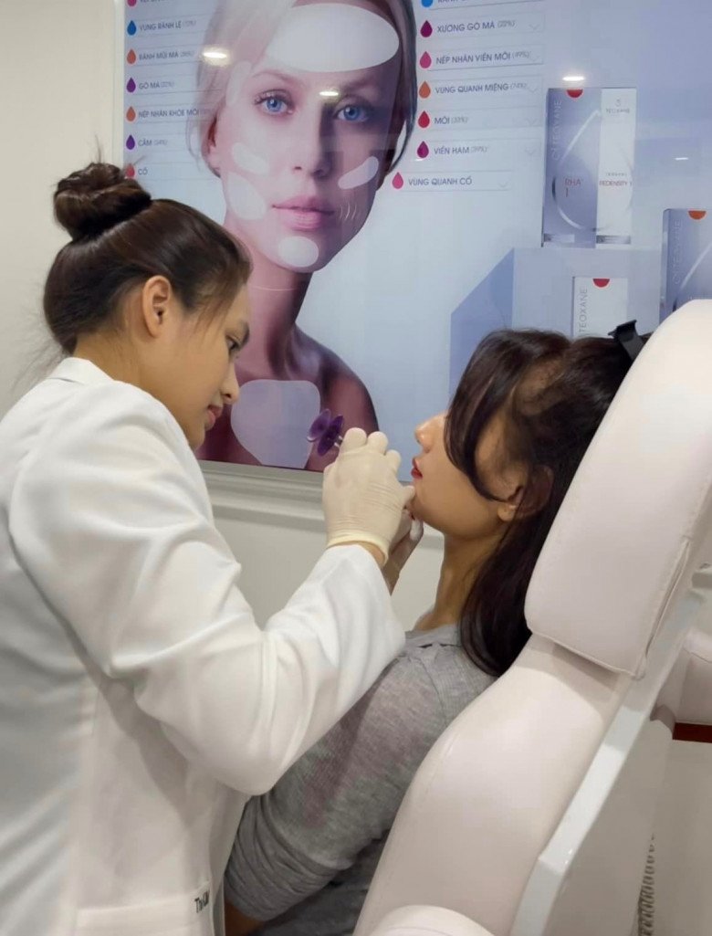 Người đẹp đón Tết với biện pháp làm đẹp tiêm filler cho vùng cằm.