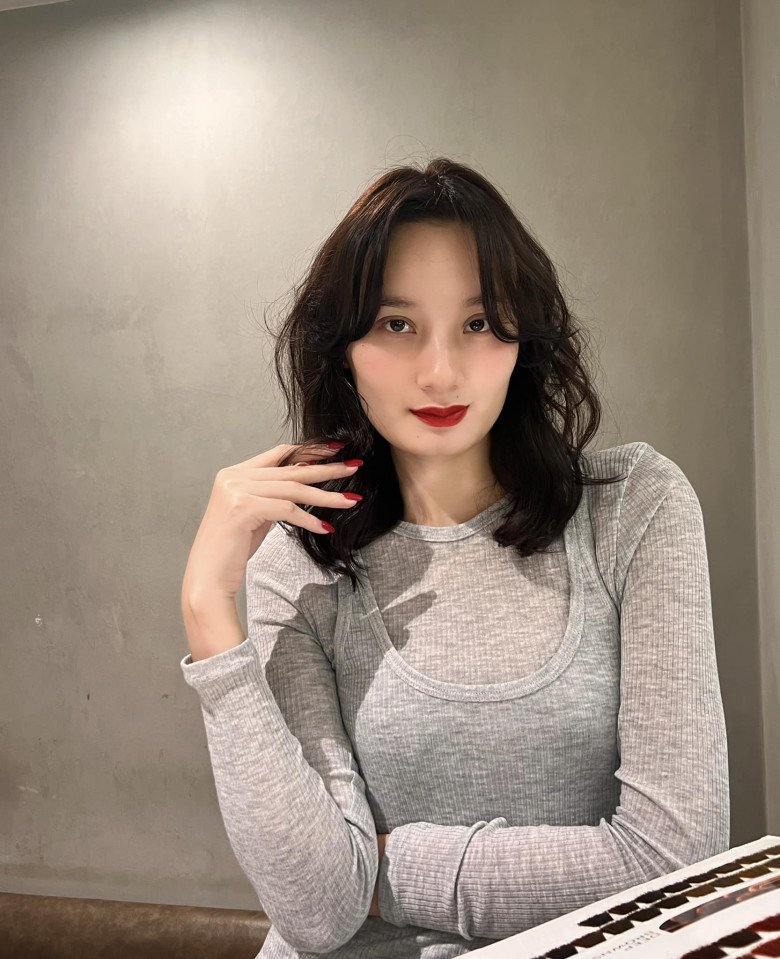 Cách đây không lâu, cô vừa có màn gây shock visual khi đi đảo ngói mái tóc rất hợp mặt và xinh đẹp.