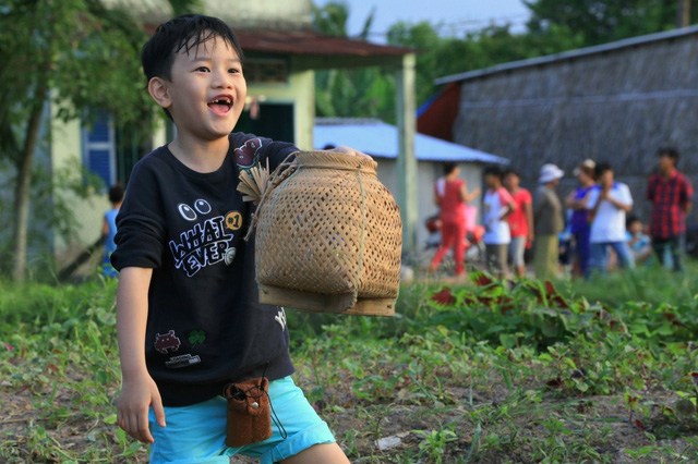 MC Hồng Phúc bán nhà, ngủ gầm cầu thang chữa bệnh cho con, cậu bé ấy giờ lớn bổng, thông minh - 2