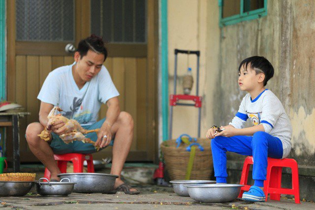 MC Hồng Phúc bán nhà, ngủ gầm cầu thang chữa bệnh cho con, cậu bé ấy giờ lớn bổng, thông minh - 1